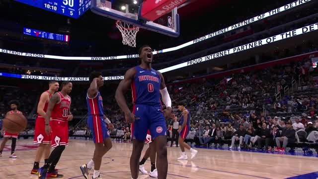 Duren's one-handed slam stuns the Bulls