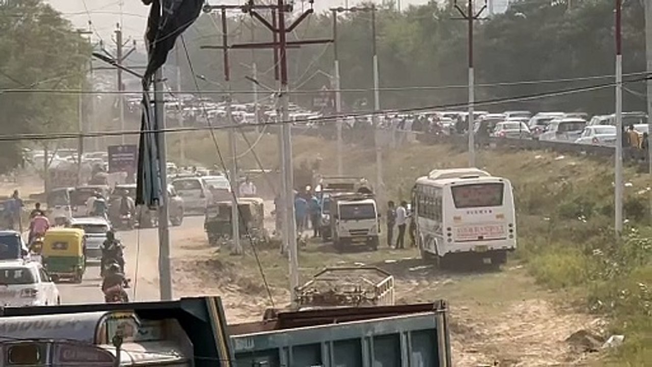 शहीद पथ के सर्विस लेन पर 1 KM लंबा जाम:लखनऊ में आज वर्ल्ड कप और PET परीक्षा