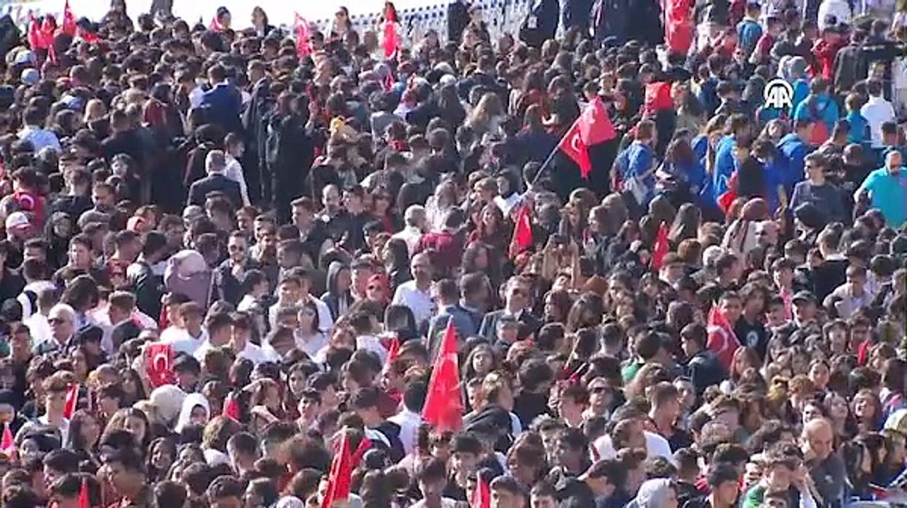 Ankara'da vatandaşlar ebedi istirahatgahı Anıtabir'de ulu önder Mustafa Kemal Atatürk'ün huzuruna çıktı.