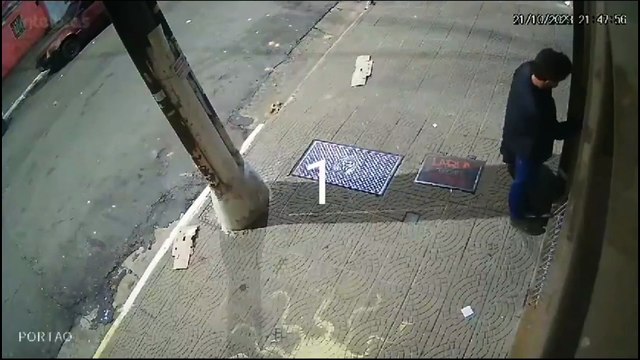 Câmera de segurança morta o ator Ricardo Merini chegando em seu apartamento e saindo algumas horas depois
