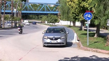 Adana'da Bisiklet Yolu Otomobil ve Motosiklet Sürücülerinin Kullandığı 'Kestirme Yol' Haline Geldi