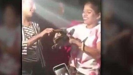 Viral: हाथों में भर भर कर कट्टा लिए नाचती आर्केस्ट्रा गर्ल, नहीं कोई पुलिस कर डर!