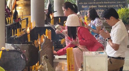 วัดพระธาตุดอยตุง คึกคัก ปชช.แห่ขอพรสิ่งศักดิ์สิทธิ์ เนื่องในวันออกพรรษา
