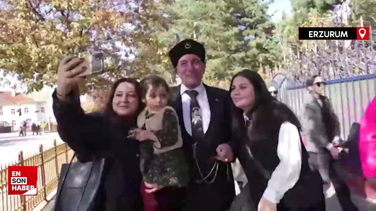 Erzurum'da Atatürk'e benzeyen vatandaşı görenler, fotoğraf sırasına girdi