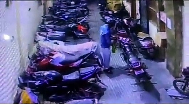 CCTV में कैद हुई नोएडा के स्मार्ट चोरों की करतूत, बेखौफ होकर कर रहा था ये काम