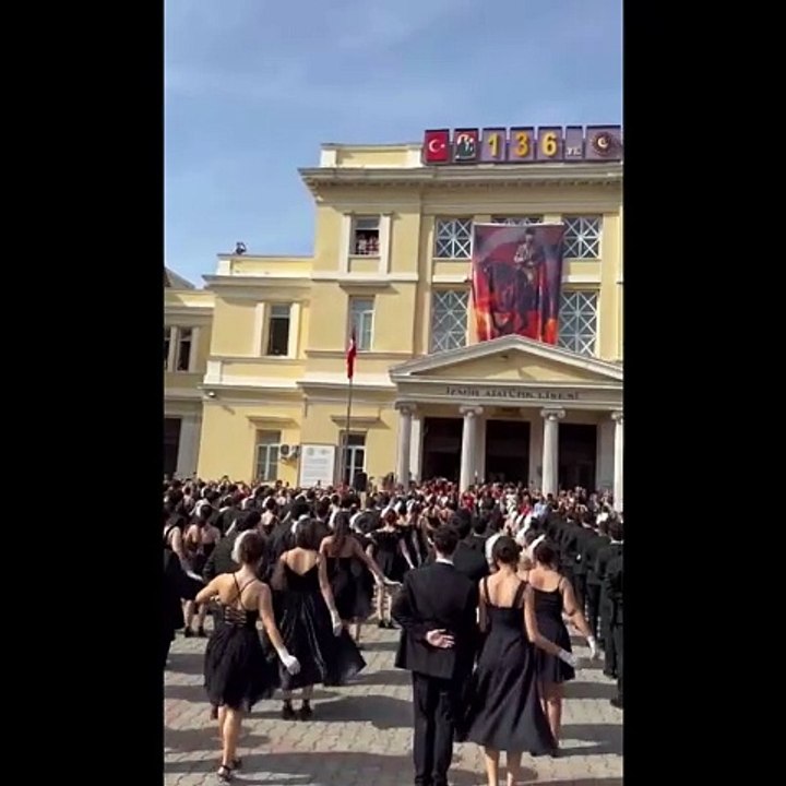 İzmir Atatürk Lisesi öğrencilerinden Cumhuriyet'in 100'üncü yılında vals gösterisi!