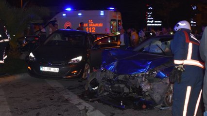 Download Video: Alkollü sürücünün otomobili, ışık ihlali yapan araca çarptı