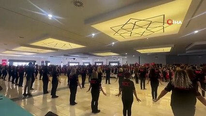 100 öğretmen Cumhuriyet'in 100. yılında Sarı Zeybek oynadı