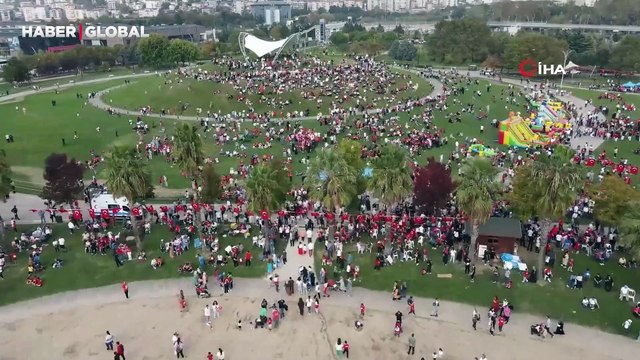 Kocaeli'de 29 Ekim coşkusu: Denizde 1923 metrekarelik bayrak açıldı