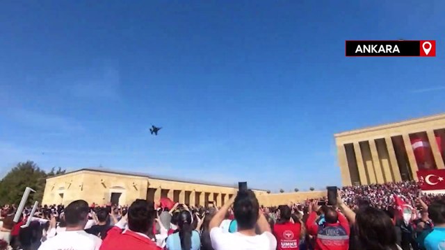 SOLOTÜRK'ten Anıtkabir üzerinde Cumhuriyet'in 100. yıl dönümüne özel uçuş gösterisi