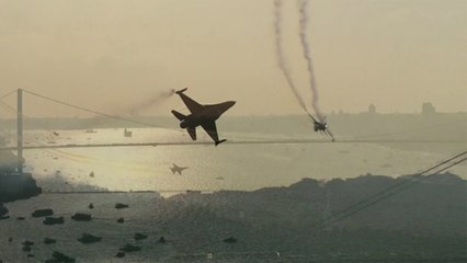 SOLOTÜRK, boğazda yaptığı gösteride köprünün altından geçti