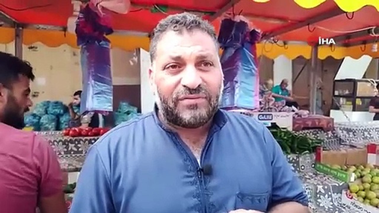 Les commerçants du camp de réfugiés de Maghazi, dont les magasins ont été détruits lors des attaques israéliennes, vendent leurs produits dans les rues