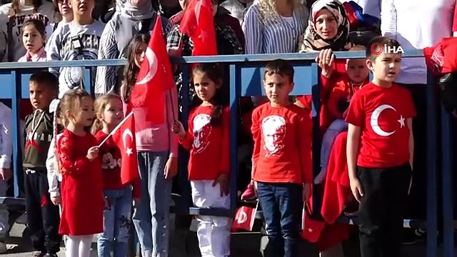 Jandarma helikopterinden müthiş gösteri: Alçak uçuşu görenleri hayran bıraktı