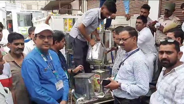 स्वास्थ्य विभाग अलर्ट: 500 किलो खराब मावा और डेढ़ सौ किलो खराब बादाम करवाए नष्ट