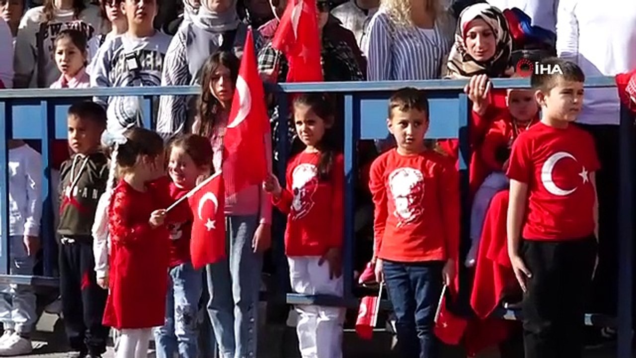 Spectacle époustouflant de l'hélicoptère de la gendarmerie： Le vol à basse altitude a émerveillé ceux qui l'ont vu