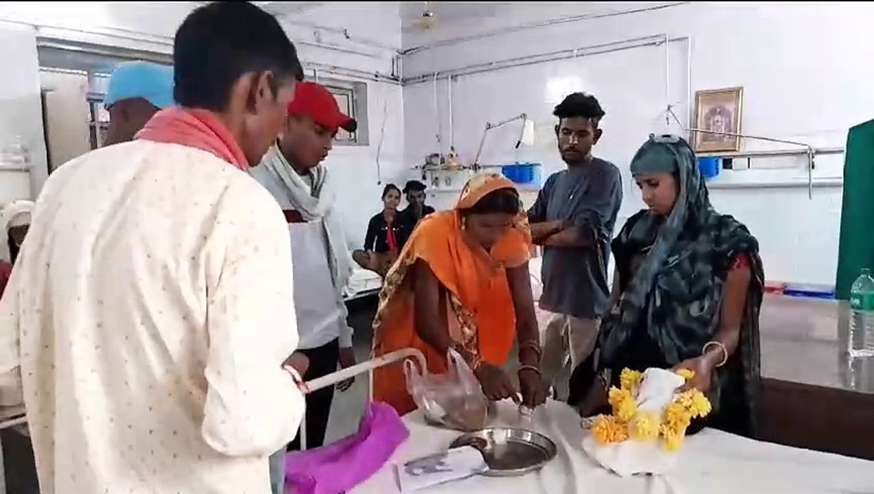 अंधविश्वास : भर्ती मरीजों की चिंता नहीं, ढोल बजाते हुए पहुंचे 'मृतात्मा' को लेने