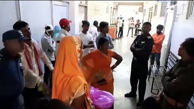 अंधविश्वास : भर्ती मरीजों की चिंता नहीं, ढोल बजाते हुए पहुंचे 'मृतात्मा' को लेने