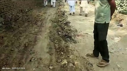 सड़क पर पेचवर्क लगाने आए तो ग्रामीणों का विरोध