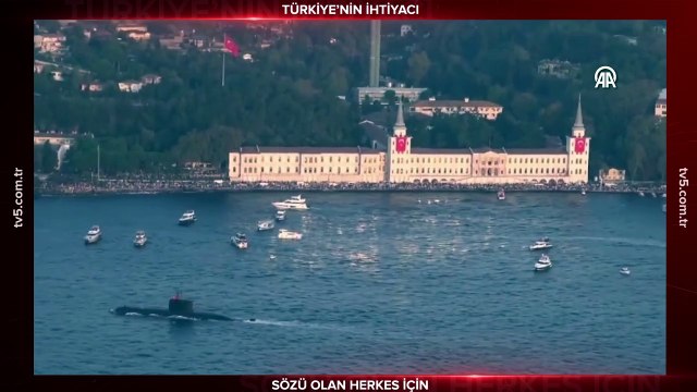 MSB, Türk donanmasının İstanbul Boğazı'ndaki resmigeçidinin gökyüzünden çekilen görüntülerini paylaştı
