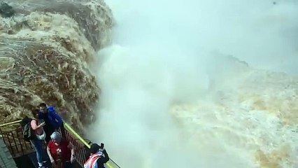 Download Video: Vazão 10 vezes maior que o normal fecha passarela das Cataratas do Iguaçu