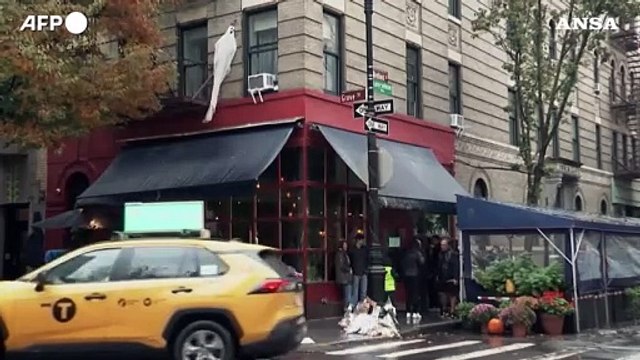 Fan a lutto per Matthew Perry, fiori e bigliettini davanti alla casa di Friends