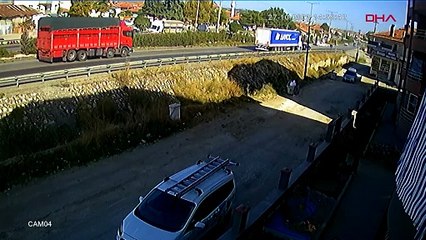 Manisa'da kargo kamyonu kaza yaptı: 2 yaralı