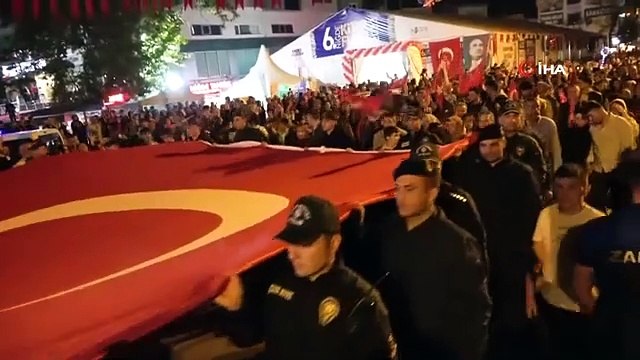 Une procession aux flambeaux a eu lieu à Niğde le 29 octobre, Fête de la République.