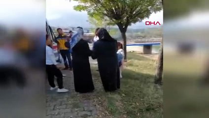 Baba, balıklara bakmak isterken gölete düşen çocuklarını son anda kurtardı