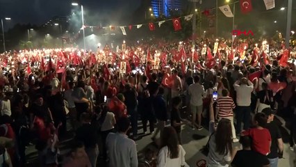 Le 100e anniversaire de la République a été célébré par une procession des lanternes à Antalya