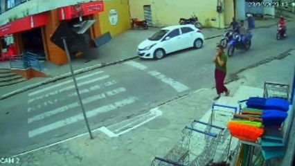 Mulher quase é atingida por tampa de caçamba possivelmente improvisada, no centro de cidade da PB