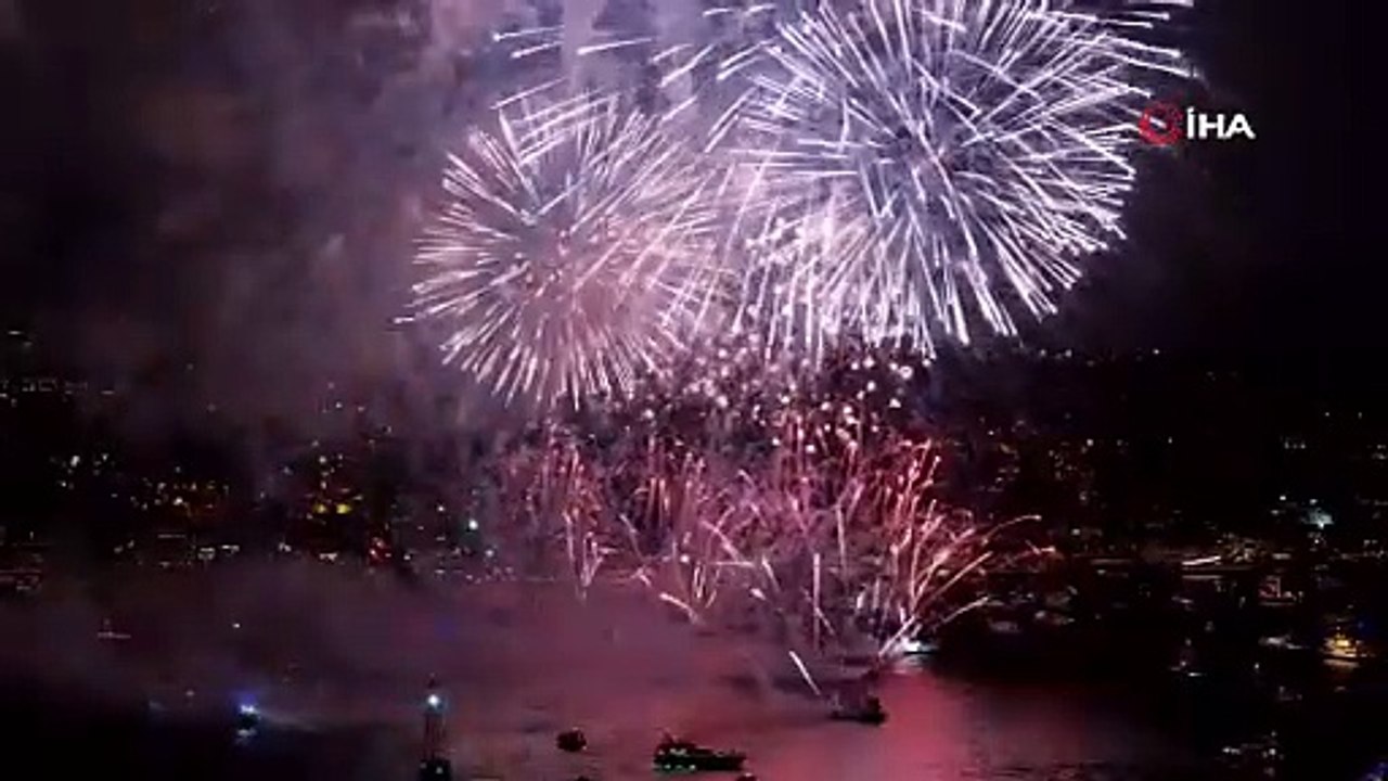 İstanbul Boğazı’ndaki havai fişek ve dron gösterisi büyüledi!