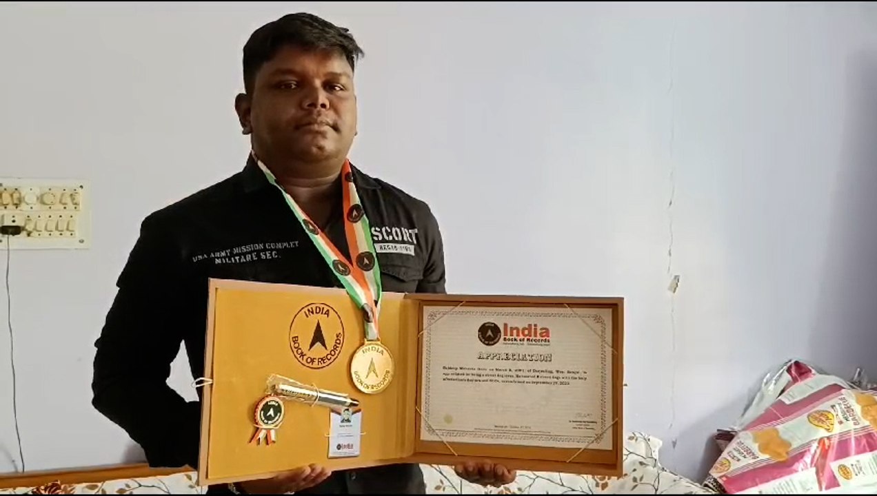 নজর কাড়ল পশুপ্রেম, পথ কুকুরদের সেবা করেই ইন্ডিয়া বুক অফ রেকর্ডসে নাম উঠল রাজদীপের | Oneindia Bengali