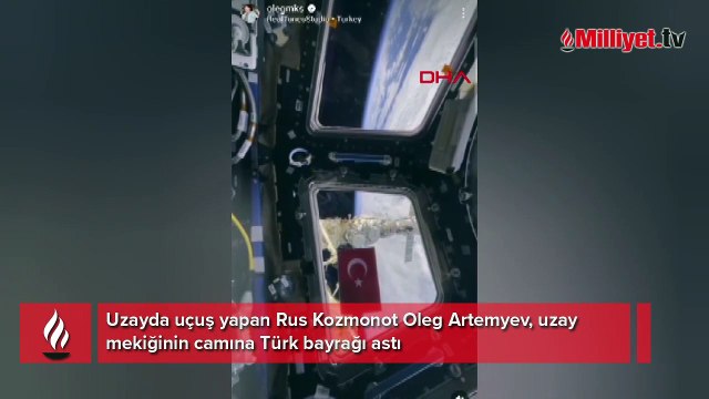 Rus kozmonot Cumhuriyet'in 100. yılını uzay mekiğinin camına Türk bayrağı asarak kutladı