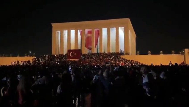 Güneş battı onlar vazgeçmedi... Anıtkabir'de bitmeyen coşku