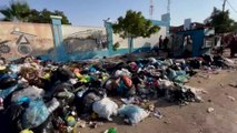 لتجنب خطر تفشي الأوبئة في غزة.. موظفو الأونروا يشاركون في جمع القمامة