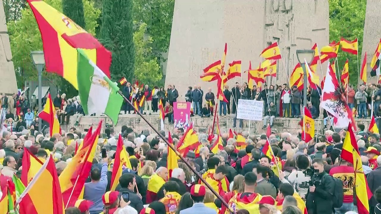 Miles de españoles manifiestan contra planes de amnistía a independentistas catalanes