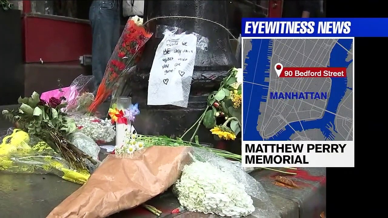 Disparition de Matthew Perry - Regardez les fans de la série "Friends" qui affluent  au coin de deux rues du West Village à New York, devant "l'immeuble" de la série "Friends", pour rendre hommage à l'acteur