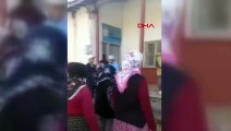 Kapalı köy okulunun bahçesinde toplanan kadınlar, çocukken ezberledikleri şiirleri okuyarak Cumhuriyet Bayramını kutladı