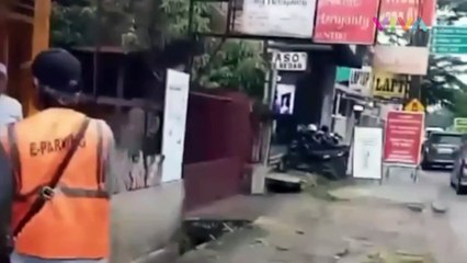 Jukir Lansia Ngamuk Acungkan Martil, Nyaris Habisi Ojol