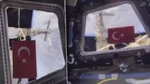 Rus kozmonot Cumhuriyet'in 100. yılını uzay mekiğinin camına Türk bayrağı asarak kutladı