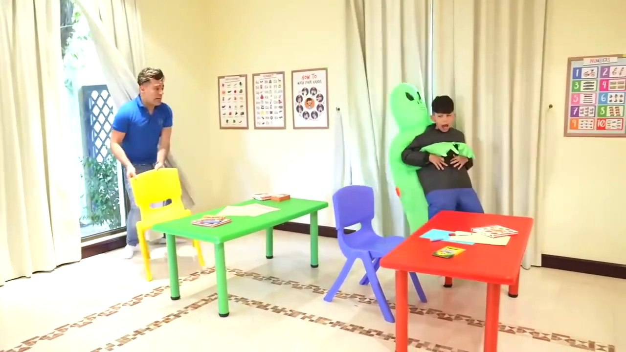 Jason bermain petak umpet dengan kucing Cerita lucu untuk anak-anak