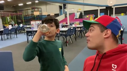 Jason dan Alex akan pergi ke playground pada liburan musim panas