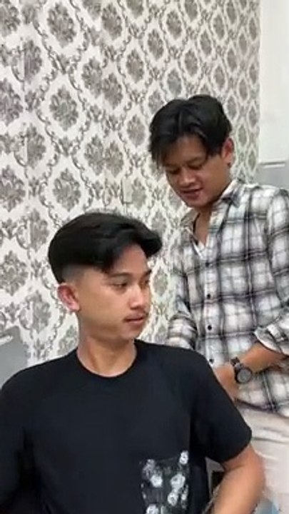 Comma hairstyle