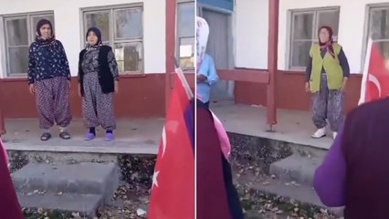 Köylü kadınlar çocukken ezberledikleri şiirlerle Cumhuriyet'in 100'üncü yılını kutladı