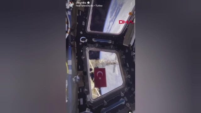 Rus Kozmonot Uzay Mekiğinde Türk Bayrağı Astı