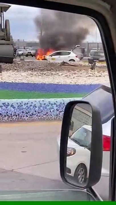 Un incendio devora un vehículo oficial en 'Cañonero Dato'