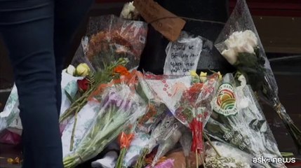 Addio a Matthew Perry, l'omaggio davanti al palazzo di "Friends"