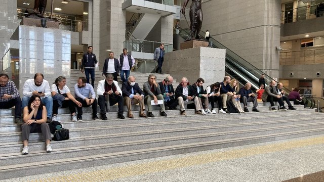 Avukatlar, AYM kararının uygulanması için oturma eylemini sürdürüyor