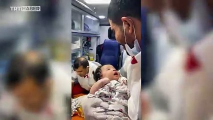 Yaralı bebeği önce güldürdü sonra gözyaşlarına boğuldu