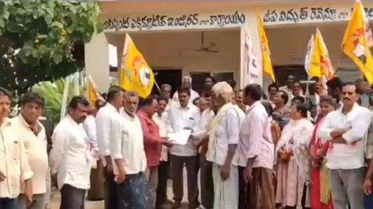 కరెంట్, నీళ్లకోసం కార్యాలయం ముట్టడి